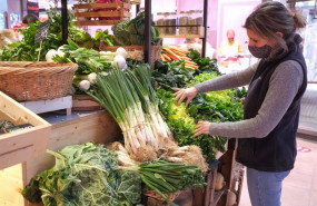ep archivo   una mujer coloca los calots en su establecimiento de verduras a 28 de enero de 2022 en