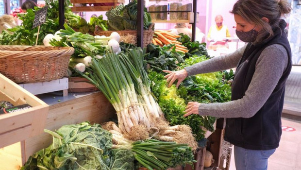 ep archivo   una mujer coloca los calots en su establecimiento de verduras a 28 de enero de 2022 en