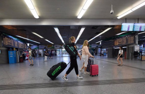 ep archivo   varias personas con maletas caminan por uno de los pasillos de la estacion de