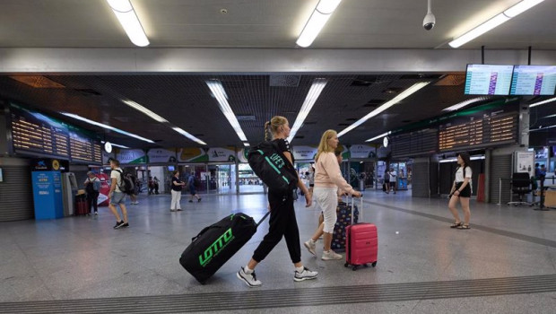 ep archivo   varias personas con maletas caminan por uno de los pasillos de la estacion de