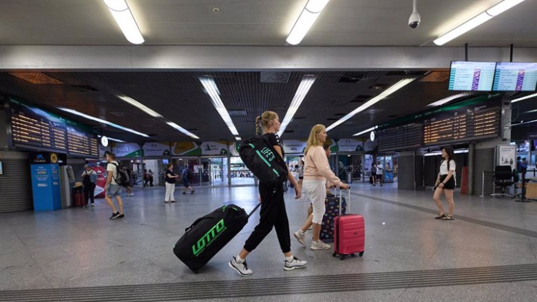 ep archivo varias personas con maletas caminan por uno de los pasillos de la estacion de ep archivo varias personas con maletas caminan por uno de los pasillos de la estacion de