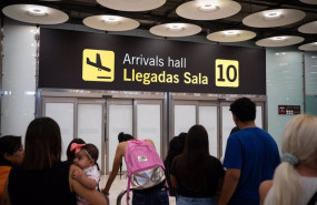 ep archivo   varias personas esperan la llegada de pasajeros en la sala 10 de la t4 del aeropuerto