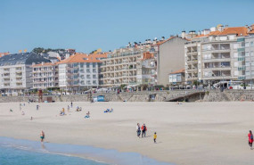 ep archivo   varias personas pasean por la playa de sanxenxo