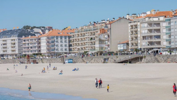 ep archivo   varias personas pasean por la playa de sanxenxo