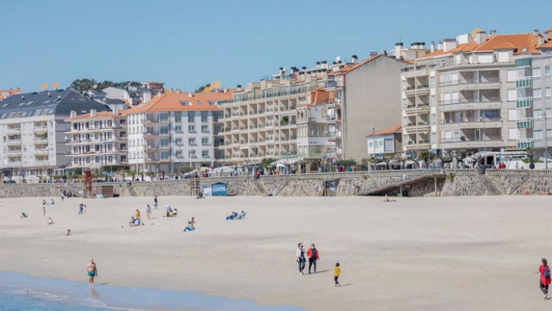 ep archivo varias personas pasean por la playa de sanxenxo ep archivo varias personas pasean por la playa de sanxenxo