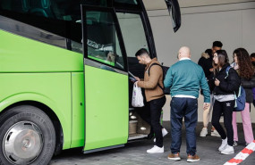 ep archivo   varias personas suben a un autocar en la estacion sur de autobuses mendez alvaro a 8 de