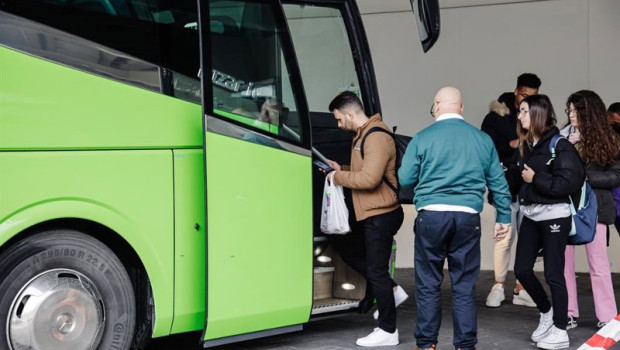 ep archivo   varias personas suben a un autocar en la estacion sur de autobuses mendez alvaro a 8 de