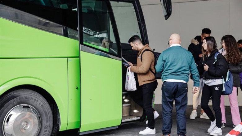 ep archivo   varias personas suben a un autocar en la estacion sur de autobuses mendez alvaro a 8 de