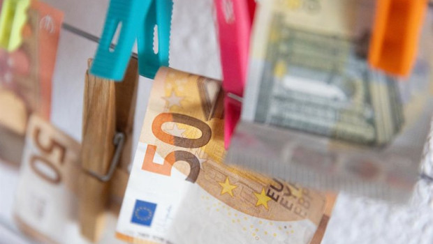 ep archivo   varios billetes sujetos con pinza