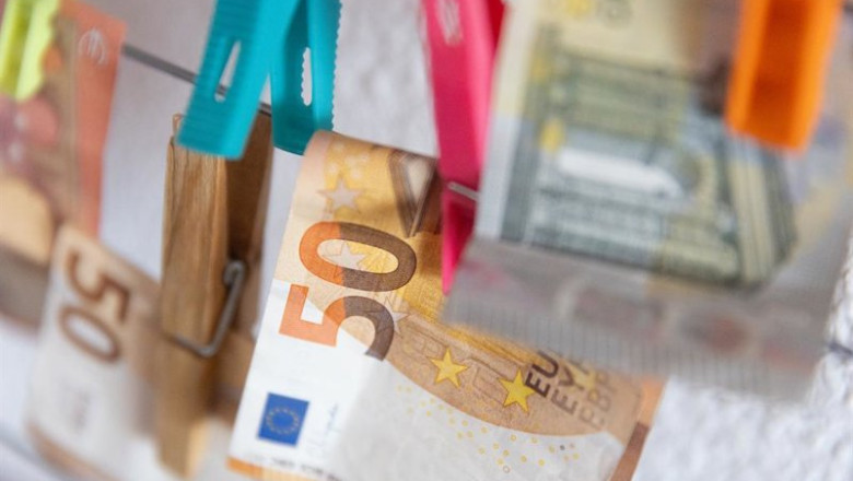ep archivo   varios billetes sujetos con pinza