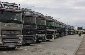 ep archivo   varios camiones estacionados