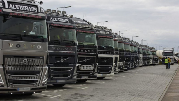 ep archivo   varios camiones estacionados