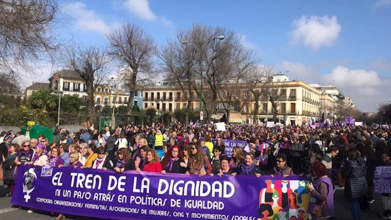 Asistentes a la manifestación de este domingo en Sevilla. | TREN DE LA DIGNIDAD ep asistentes a la manifestacion de este domingo en sevilla