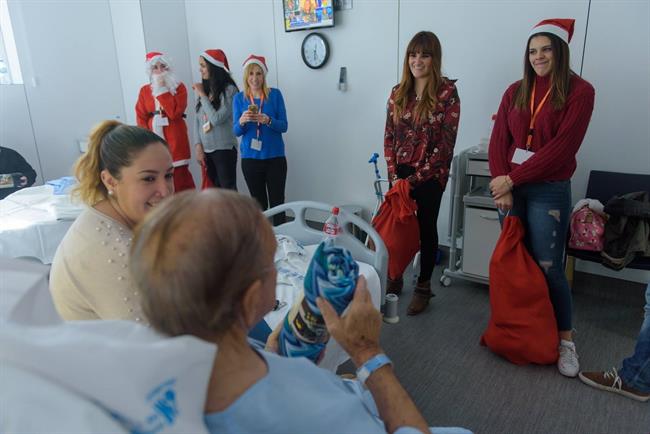ep cantante rozalen repartiendo regalos