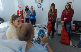ep cantante rozalen repartiendo regalos