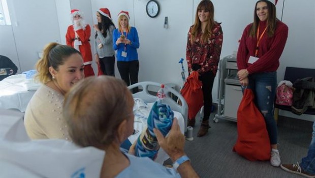 ep cantante rozalen repartiendo regalos