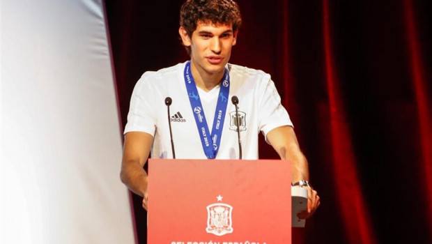 ep capitanla seleccion espanola sub 21 jesus vallejo duranteintervencionactorecepcionlos campeoneseuropeo sub 21