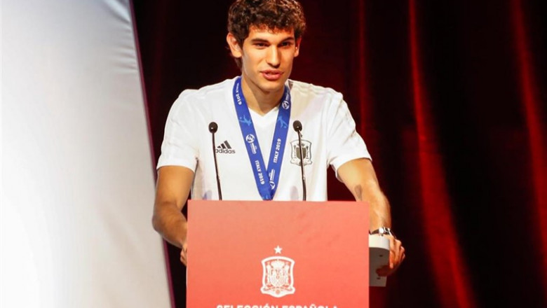 El capitán de la Selección Española Sub 21, Jesús Vallejo, durante su intervención en el acto de recepción a los campeones del Europeo Sub 21. | Óscar J.Barroso - Europa Press ep capitanla seleccion espanola sub 21 jesus vallejo duranteintervencionactorecepcionlos campeoneseuropeo sub 21