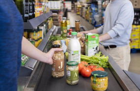 ep cliente pasando productos por la caja de un supermercado aldi