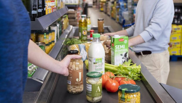 ep cliente pasando productos por la caja de un supermercado aldi