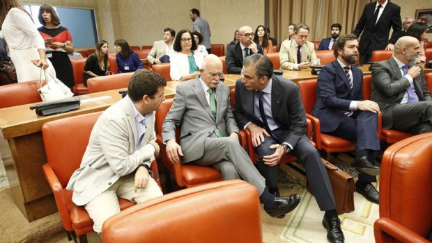 ep diputadovox agustin rosety 2i secretario generalvoxconcejalayuntamientomadrid javier ortega-smith 3i portavoz parlamentariovoxcongreso ivan espinosalos monteros 4i ydiputado victor sanchez 5i