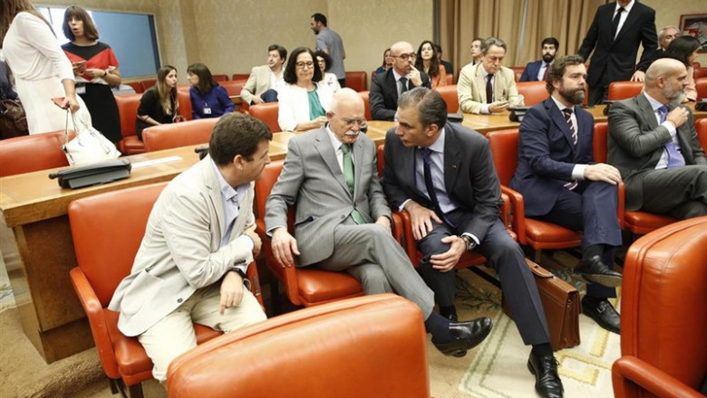 -El diputado de Vox, Agustín Rosety (2i); el secretario general de Vox y concejal en el Ayuntamiento de Madrid, Javier Ortega-Smith (3i); el portavoz parlamentario de Vox en el Congreso, Iván Espinosa de los Monteros (4i) y el diputado Víctor Sánchez (5i) | Eduardo Parra - Europa Press - Archivo ep diputadovox agustin rosety 2i secretario generalvoxconcejalayuntamientomadrid javier ortega-smith 3i portavoz parlamentariovoxcongreso ivan espinosalos monteros 4i ydiputado victor sanchez 5i
