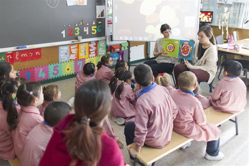 ep dos docentes de educacion infantil en un aula de un colegio madrileno