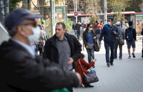 ep dos personas caminan en zonas cercanas a la sagrada familia protegidos con mascarillas ante el