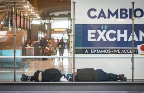 ep dos personas duermen en la t4 del aeropuerto adolfo suarez madrid barajas