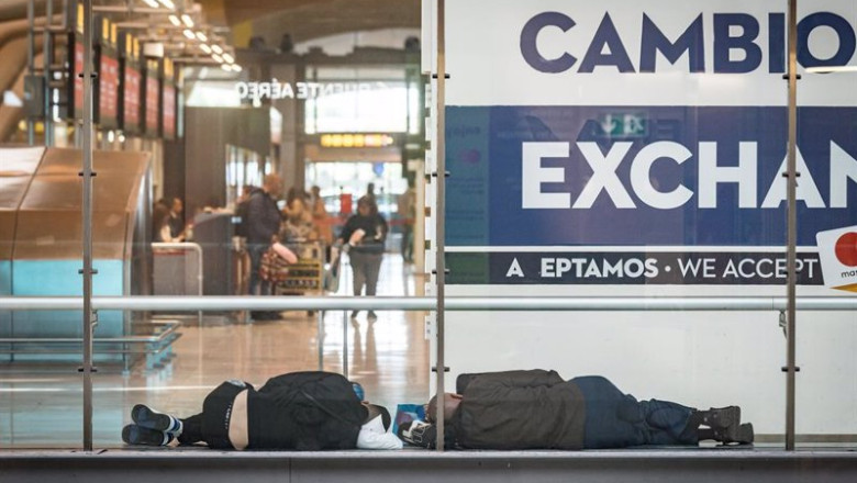 ep dos personas duermen en la t4 del aeropuerto adolfo suarez madrid barajas ep dos personas duermen en la t4 del aeropuerto adolfo suarez madrid barajas