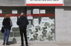 ep dos personas leen los carteles de una oficina de empleo cerrada durante el primer dia laborable