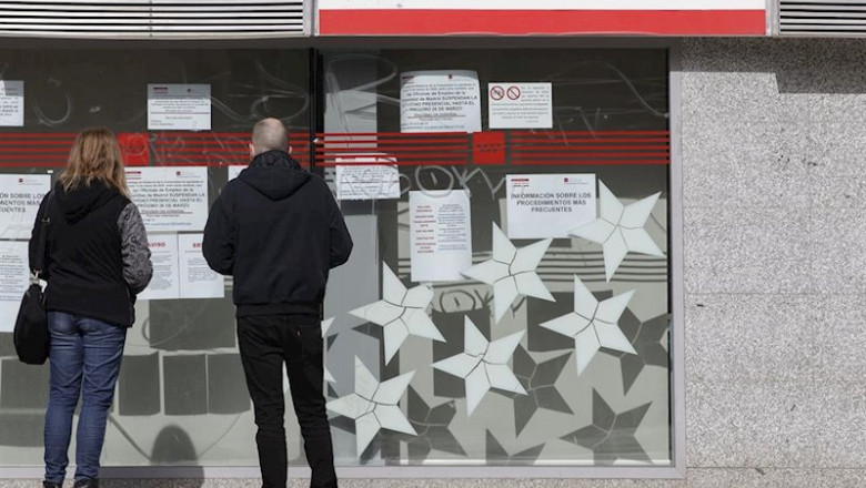 Eduardo Parra - Europa Press ep dos personas leen los carteles de una oficina de empleo cerrada durante el primer dia laborable