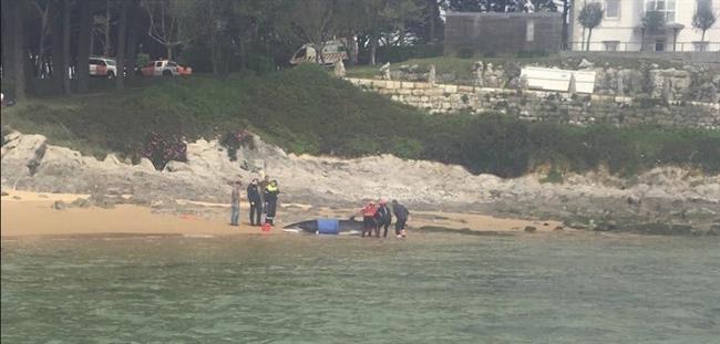 Efectivos de emergencias junto a la ballena varada en la playa de Bikinis | CRUZ ROJA ep efectivosemergenciasaballena varadala playabikinis
