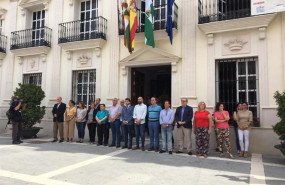 ep el alcalde de cabra centro junto a otros ediles en la concentracion de repulsa por el