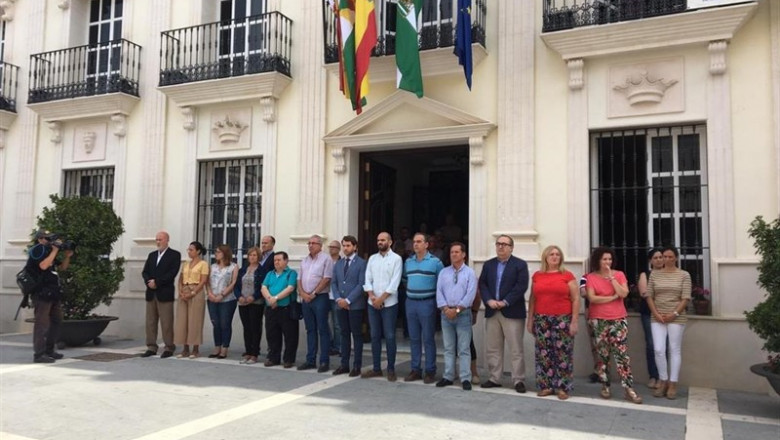 El alcalde de Cabra (centro), junto a otros ediles, en la concentración de repulsa por el apuñalamiento y muerte de un joven de 26 años en el municipio | AYUNTAMIENTO DE CABRA ep el alcalde de cabra centro junto a otros ediles en la concentracion de repulsa por el