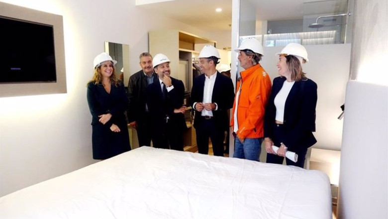 ep el alcalde de santa cruz de tenerife jose manuel bermudez visita una de las habitaciones del ep el alcalde de santa cruz de tenerife jose manuel bermudez visita una de las habitaciones del