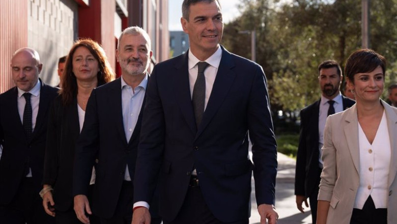 El presidente del Gobierno, Pedro Sánchez (2d) y la ministra de Vivienda y Agenda Urbana, Isabel Rodríguez, (1d) visitan una promoción de vivienda pública de alquiler asequible, a 30 de septiembre de 2024, en Barcelona, Catalunya (España). | David Zorrakino - Europa Press ep el presidente del gobierno pedro sanchez 2d y la ministra de vivienda y agenda urbana isabel