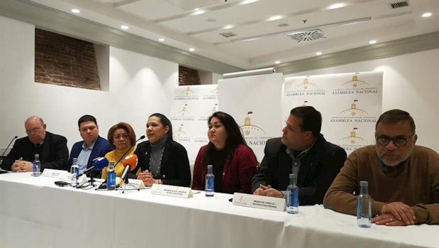 ep el representante de guaido en espana antonio ecarri junto a los diputados mariella magallanes
