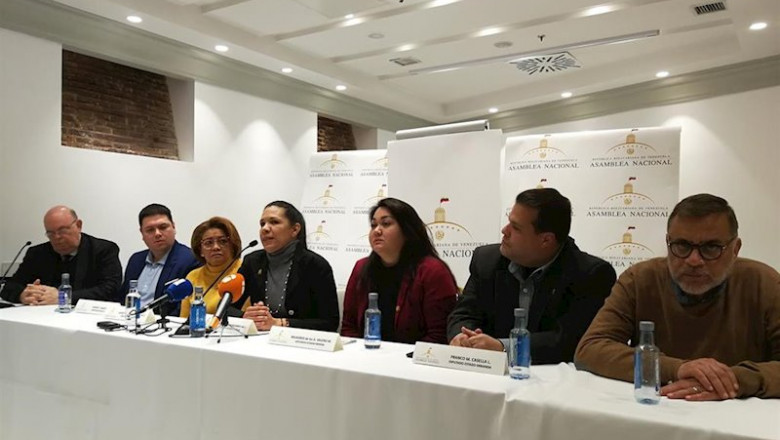 El representante de Guaidó en España, Antonio Ecarri, junto a los diputados Mariella Magallanes (estado de Aragua), Milagros Valero (Mérida), Franco Casella (Miranda), Auristela Vasquez (distrito capital), Rosmit Mantilla (Táchira) y Ramón López. | EUROPA PRESS ep el representante de guaido en espana antonio ecarri junto a los diputados mariella magallanes
