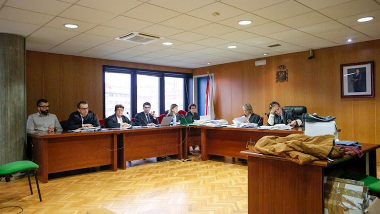 En el extremo izquierdo de la imagen César Adrio, acusado del asesinato de la joven ingeniera Ana Enjamio durante la última sesión del juicio n la Audiencia Provincial de Pontevedra con sede en Vigo, a 18 de diciembre de 2019. | Marta Vázquez Rodríguez - Europa Press ep en el extremo izquierdo de la imagen cesar adrio acusado del asesinato de la joven ingeniera ana