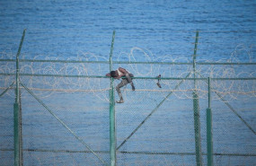 ep en la imagen uno de los 153 migrantes que han entrado en ceuta saltando su doble valla en la