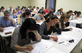 ep estudiantes del centro de la uned de tudela navarra durante un examen presencial