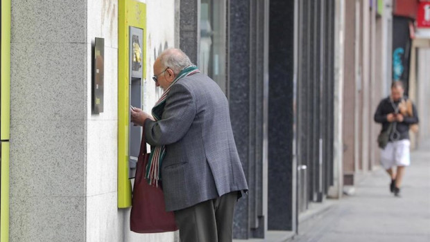 ep habitantes de madrid compran y sacan dinero tras el estado de alarma por coronavirus