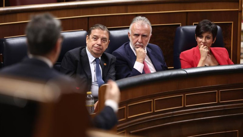 (I-D) El ministro de Agricultura, Pesca y Alimentación, Luis Planas; el ministro de Política Territorial y Memoria Democrática, Ángel Víctor Torres, y la ministra de Vivienda y Agenda Urbana, Isabel Rodríguez, durante una sesión de Control al Gobierno, | Eduardo Parra - Europa Press ep i d el ministro de agricultura pesca y alimentacion luis planas el ministro de politica