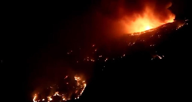 Imagen nocturna del incendio de Artenara, que sigue activo y sin control | CABILDO DE GRAN CANARIA ep imagen nocturnaincendioartenara que sigue activosin control