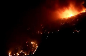 ep imagen nocturnaincendioartenara que sigue activosin control