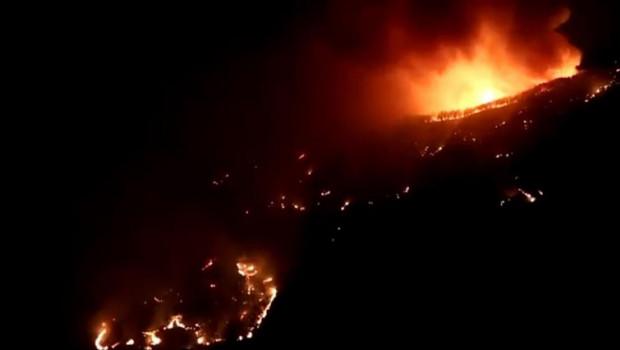 ep imagen nocturnaincendioartenara que sigue activosin control