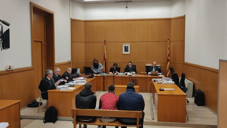 ep juicio en la audiencia de barcelona a tres jovenes por dejar en silla de ruedas a un pasajero del
