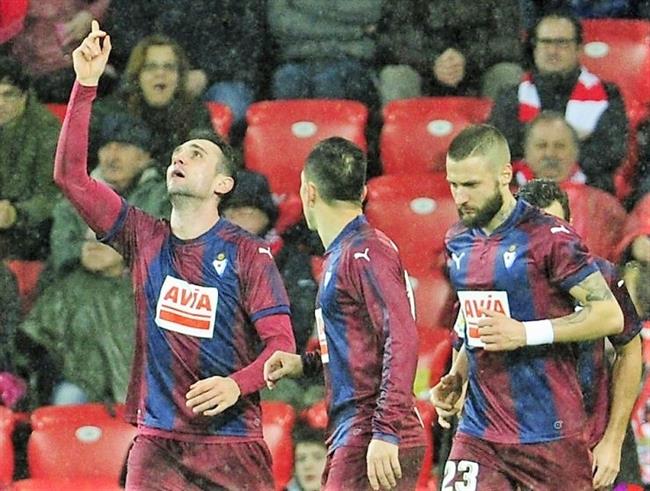Kike García celebra un gol con el Eibar | LALIGA ep kike garcia celebragoleibar
