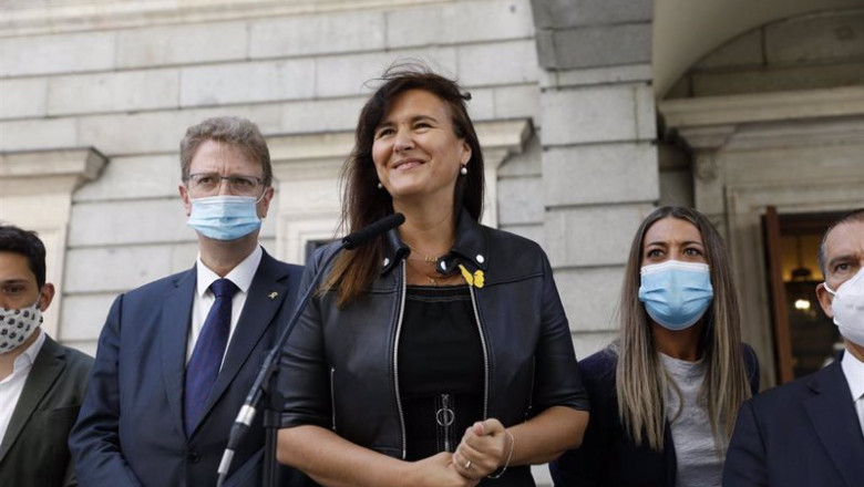 La portavoz de Junts per Catalunya en el Congreso, Laura Borràs, rodeada de sus diputados en una intervención ante los medios en la Cámara Baja. | Pool - Archivo ep la portavoz de junts per catalunya en el congreso laura borrs rodeada de sus diputados en una